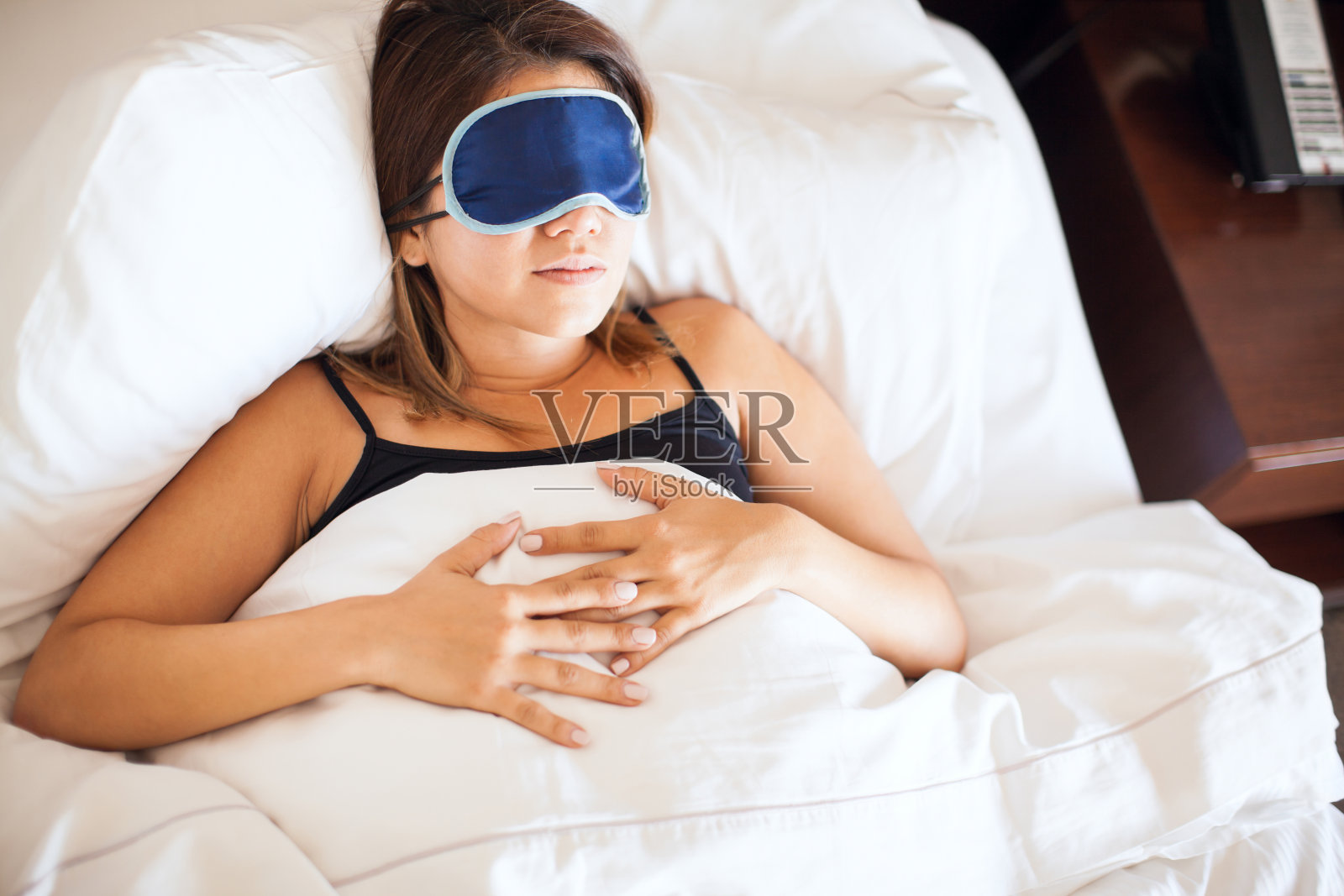 早上使用睡眠面膜照片摄影图片