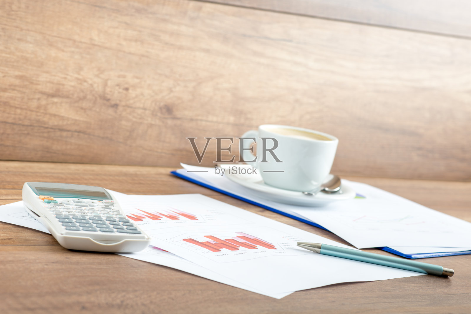 咖啡和文件放在办公桌上照片摄影图片