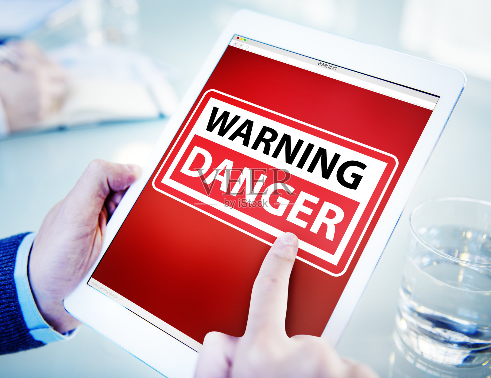 手持数字平板电脑的危险照片摄影图片