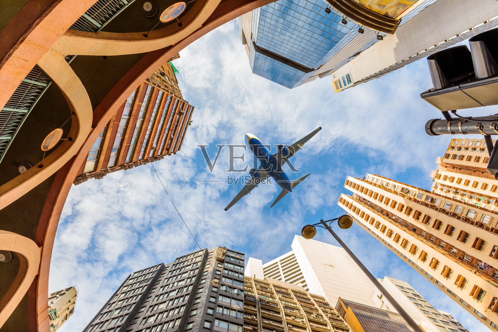 飞机在城市照片摄影图片