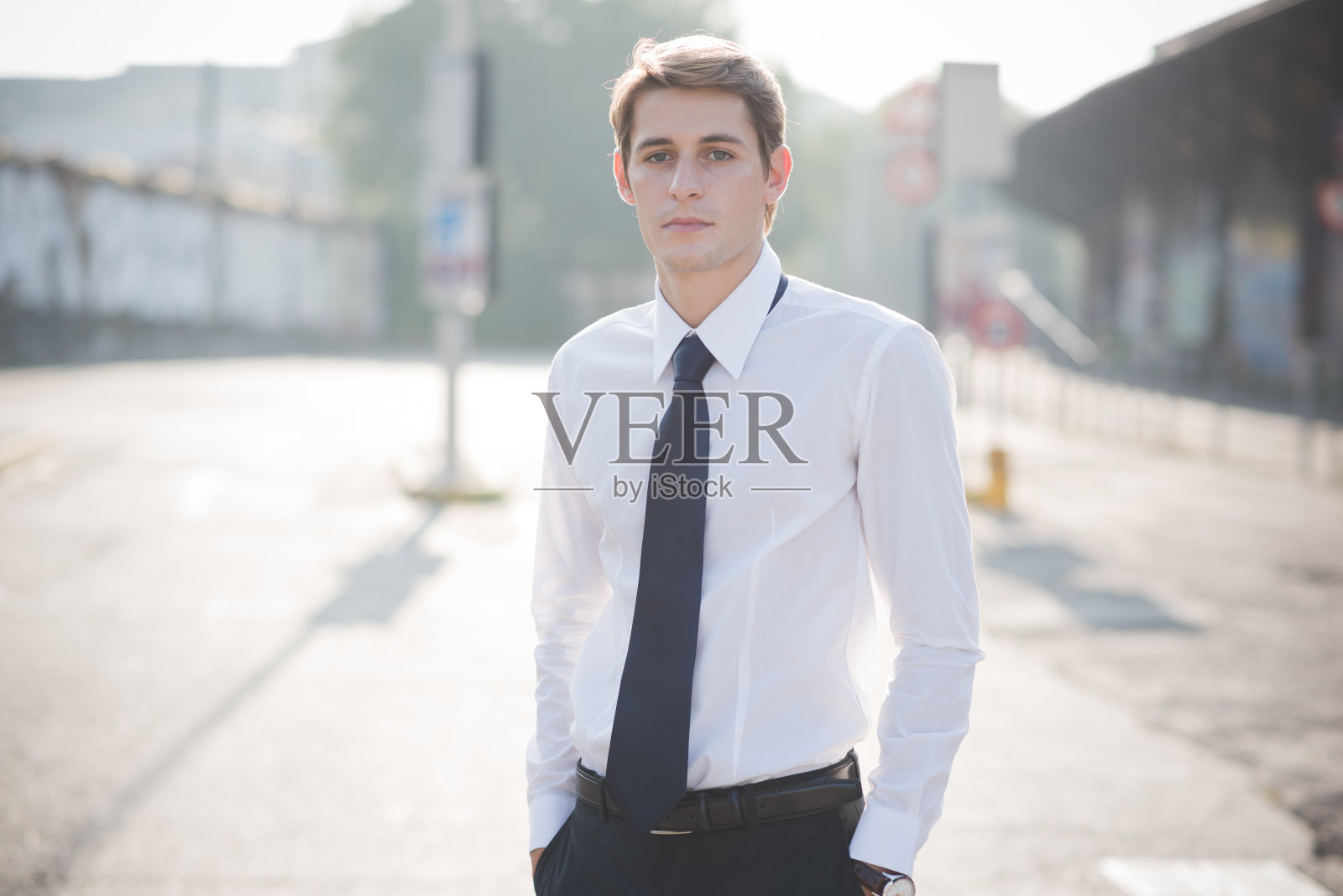 年轻帅气优雅的金发模特照片摄影图片