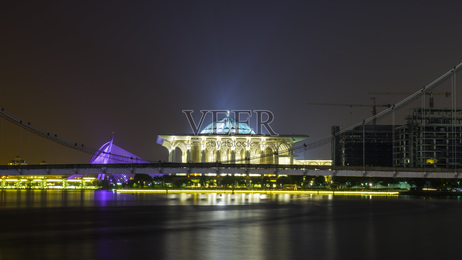 夜景桥和现代清真寺在城市照片摄影图片