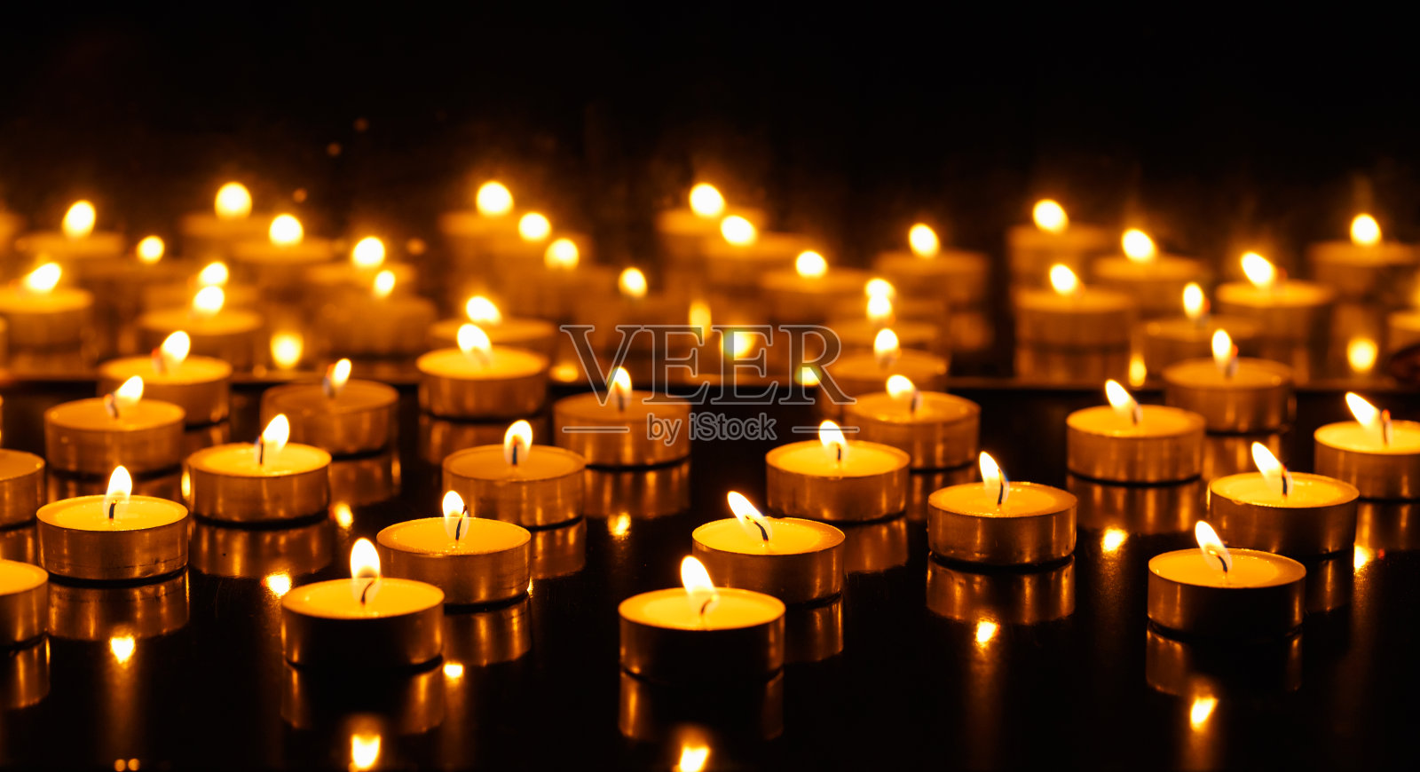 许多燃烧的蜡烛照片摄影图片