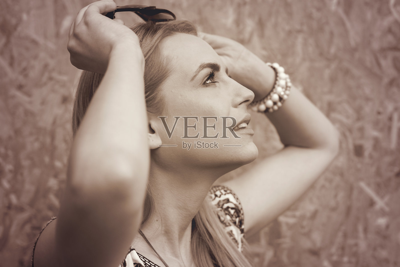 特写,正在修理太阳镜的女人照片摄影图片