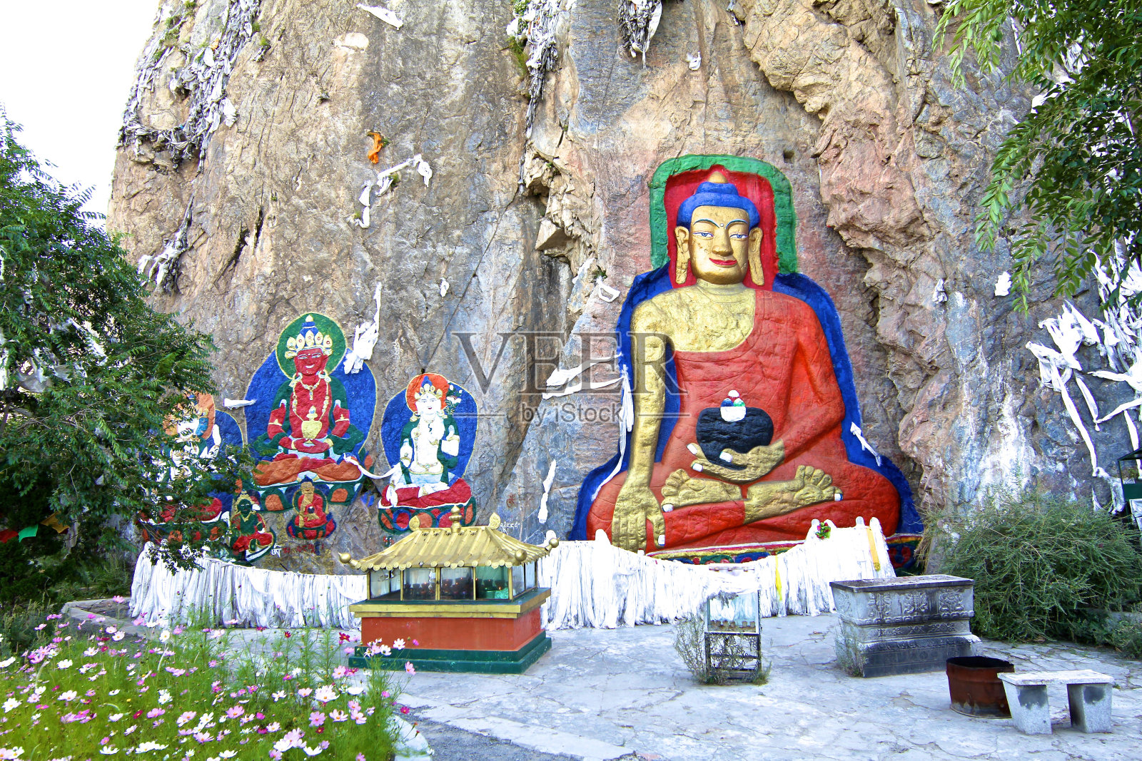 佛像在岩石中照片摄影图片