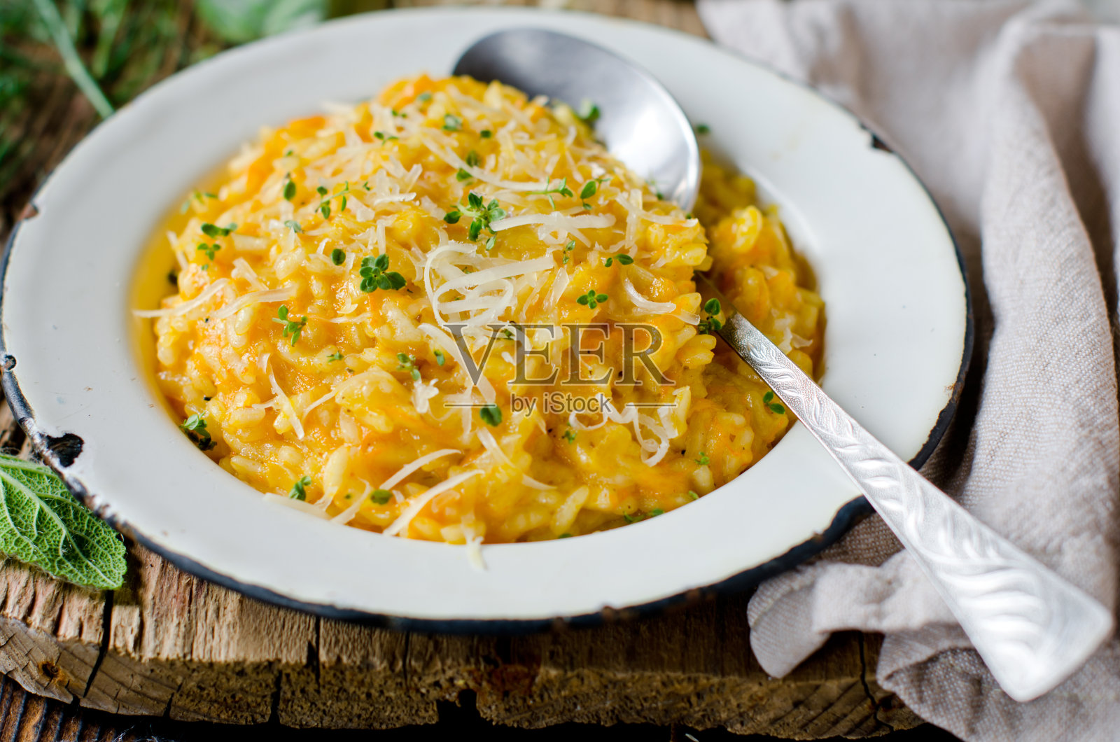 胡萝卜调味饭放在木桌上的盘子里照片摄影图片