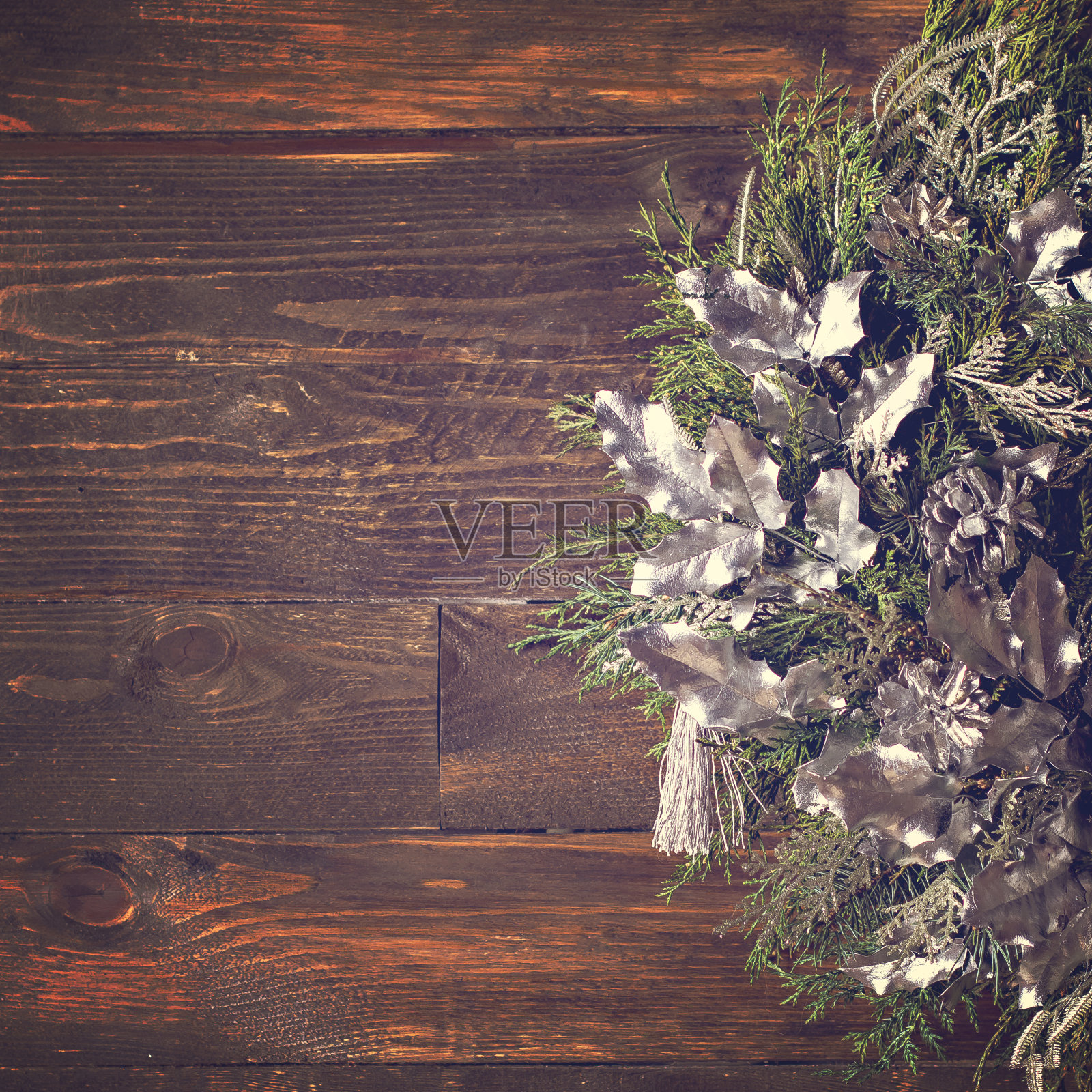 随着圣诞花环照片摄影图片