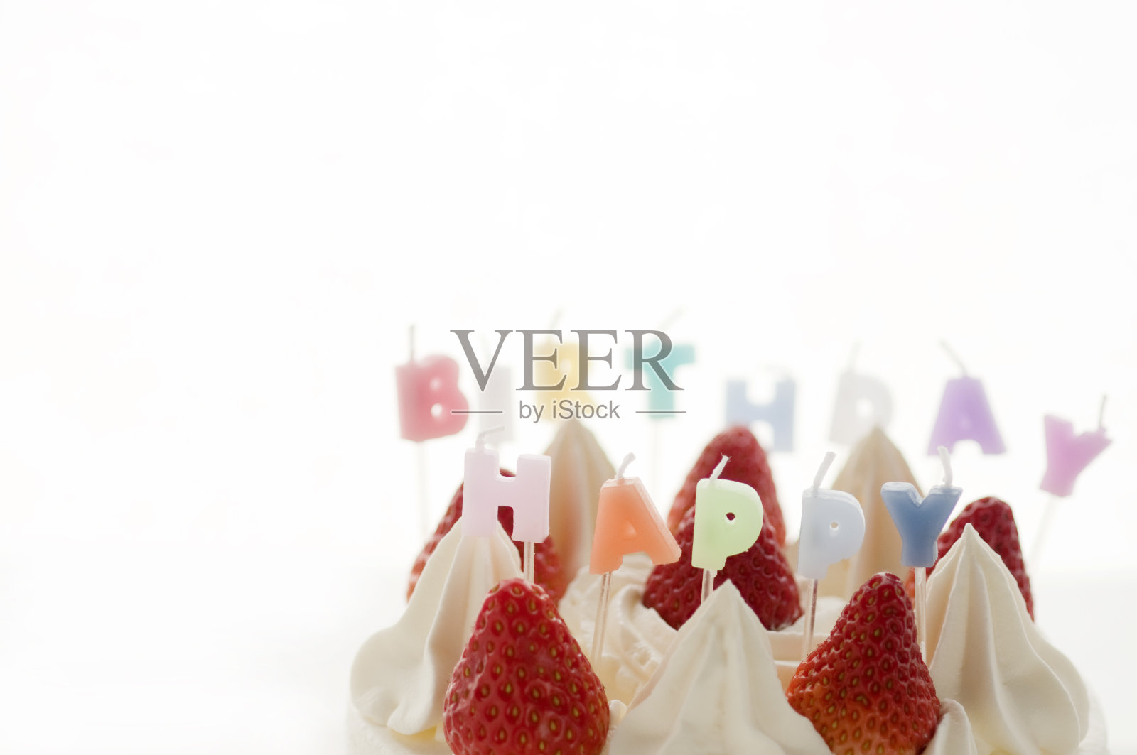 生日吃草莓酥饼照片摄影图片