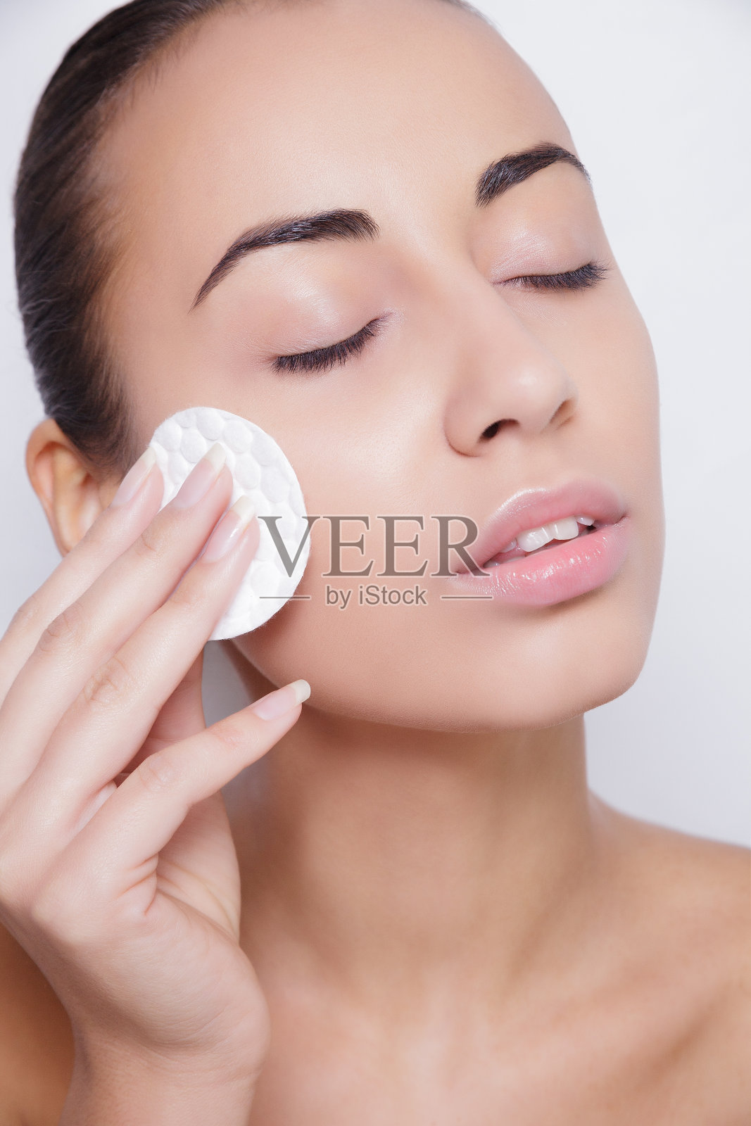 年轻女子关心面部皮肤照片摄影图片