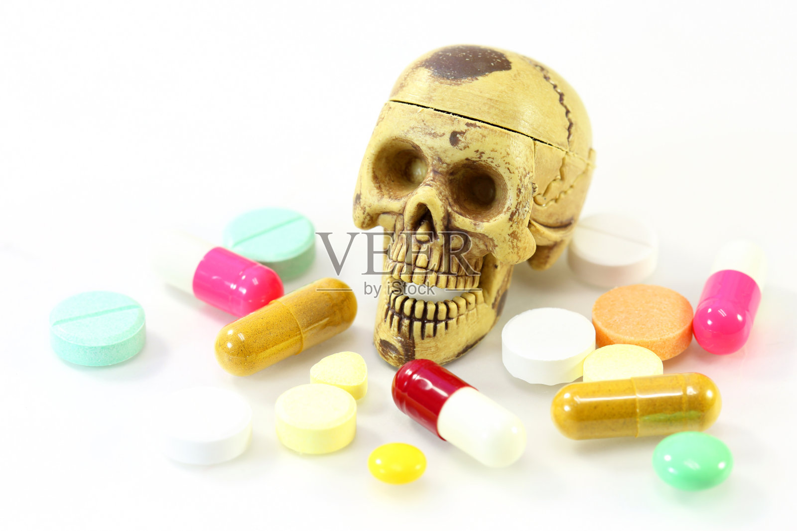 骨架与药物在白色背景超过剂量概念。照片摄影图片