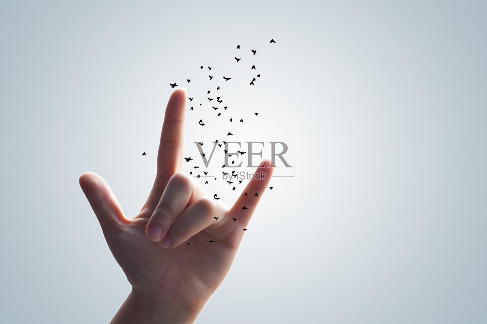 用“爱”手势举手照片摄影图片