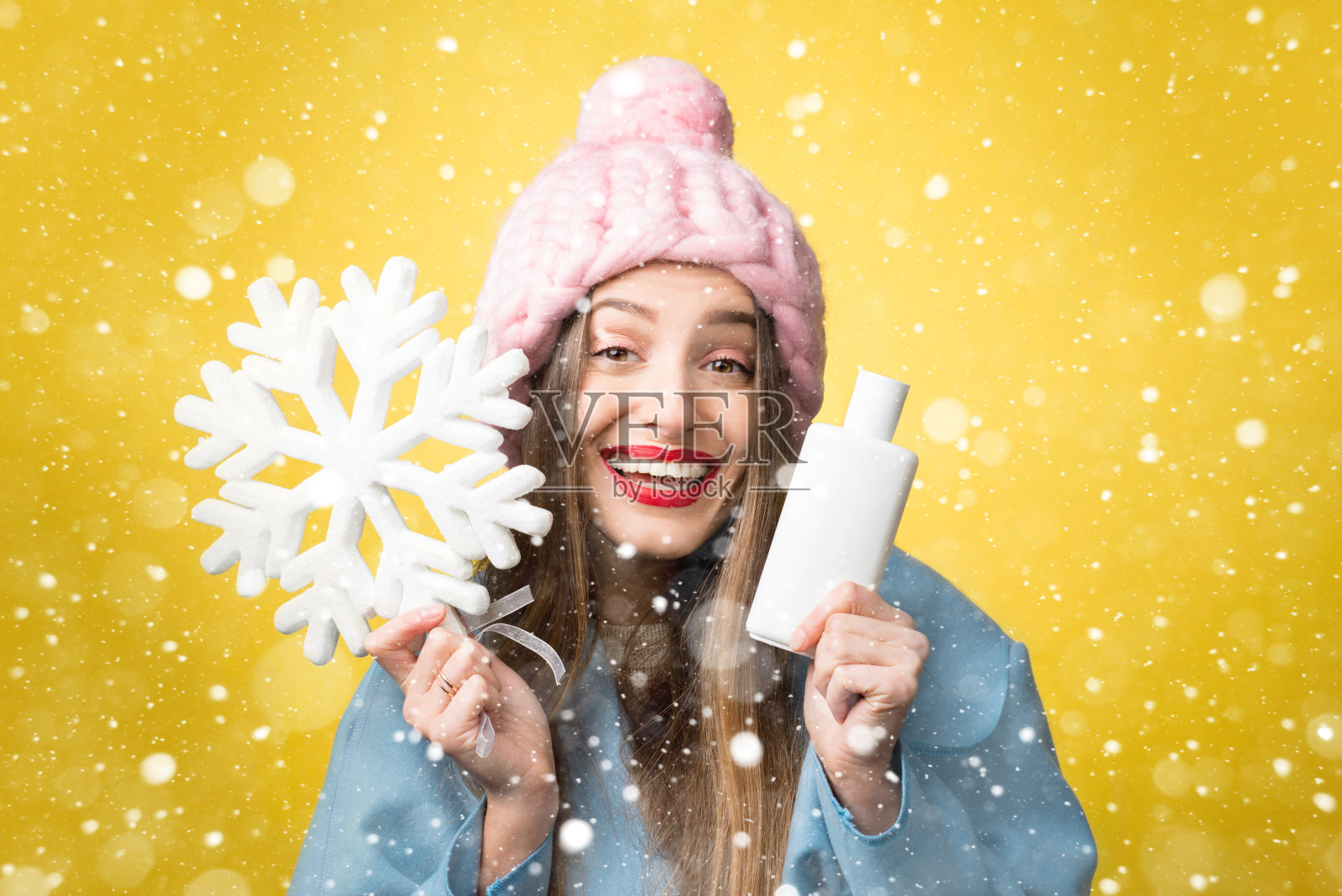 冬季肖像的女人与头发洗发水照片摄影图片