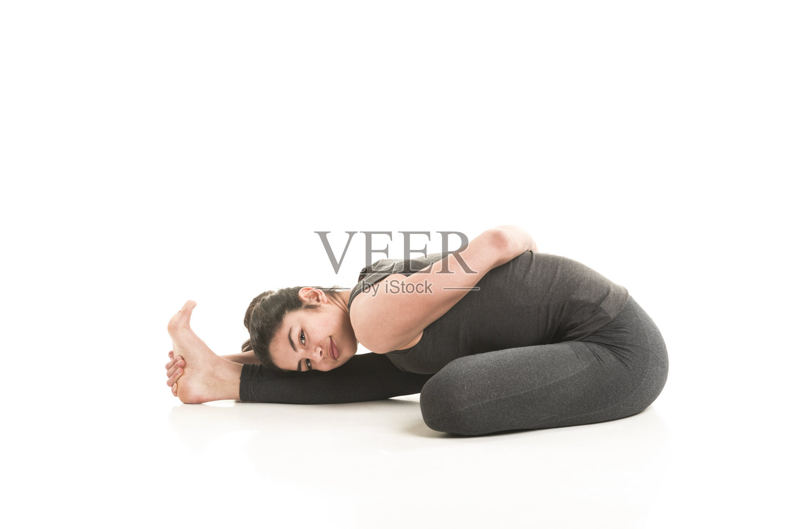 年轻女子展示半莲花坐前屈瑜伽姿势照片摄影图片