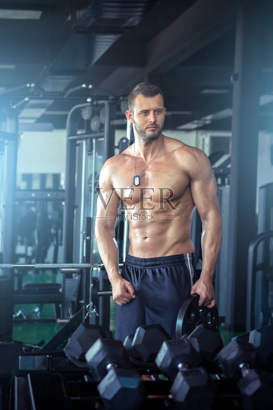 在健身房摆姿势的男人照片摄影图片