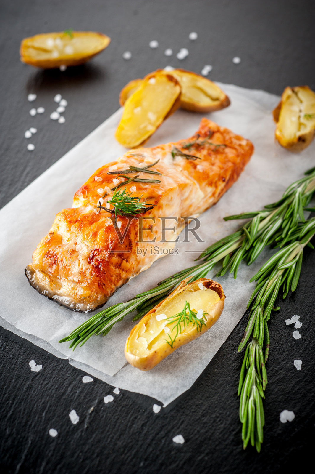 烤三文鱼照片摄影图片