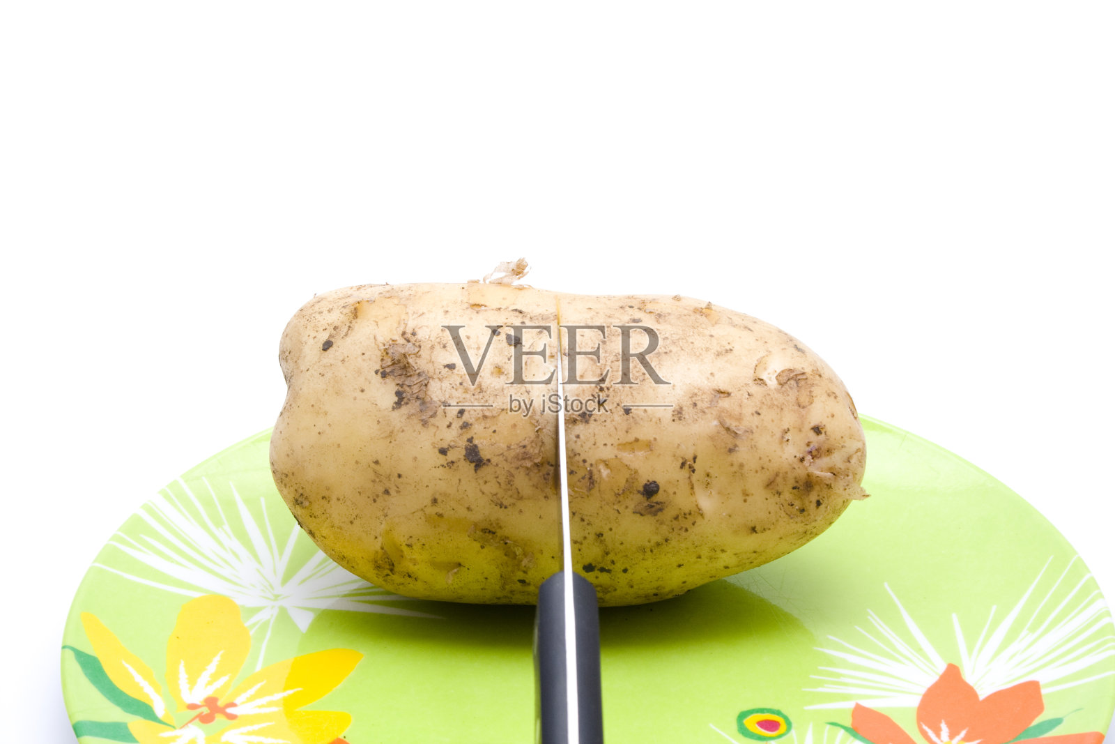 新鲜的棕色土豆与蔬菜刀照片摄影图片