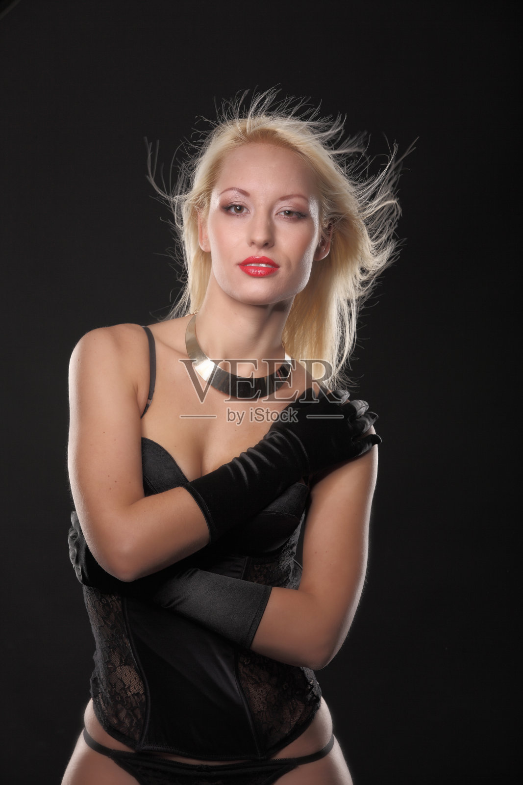 性感的白头发的女人摆姿势在黑色的背景内衣照片摄影图片
