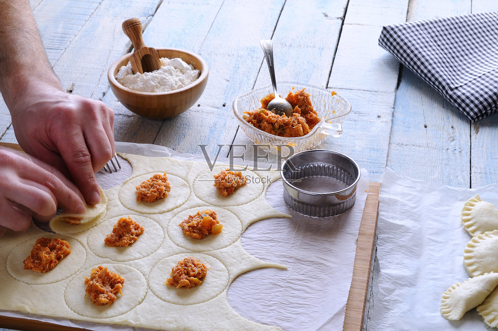 男人的手在包饺子照片摄影图片