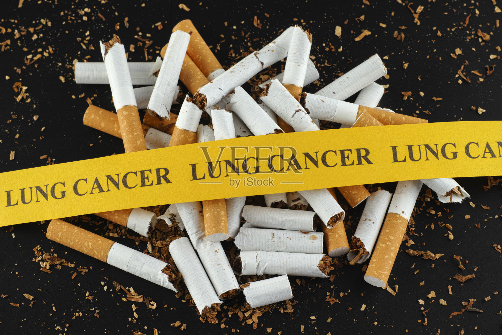 断掉的香烟上写着“肺癌”照片摄影图片