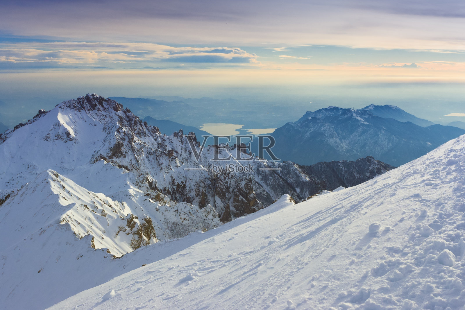 空中和空间视野的白色覆盖的山峰在意大利照片摄影图片
