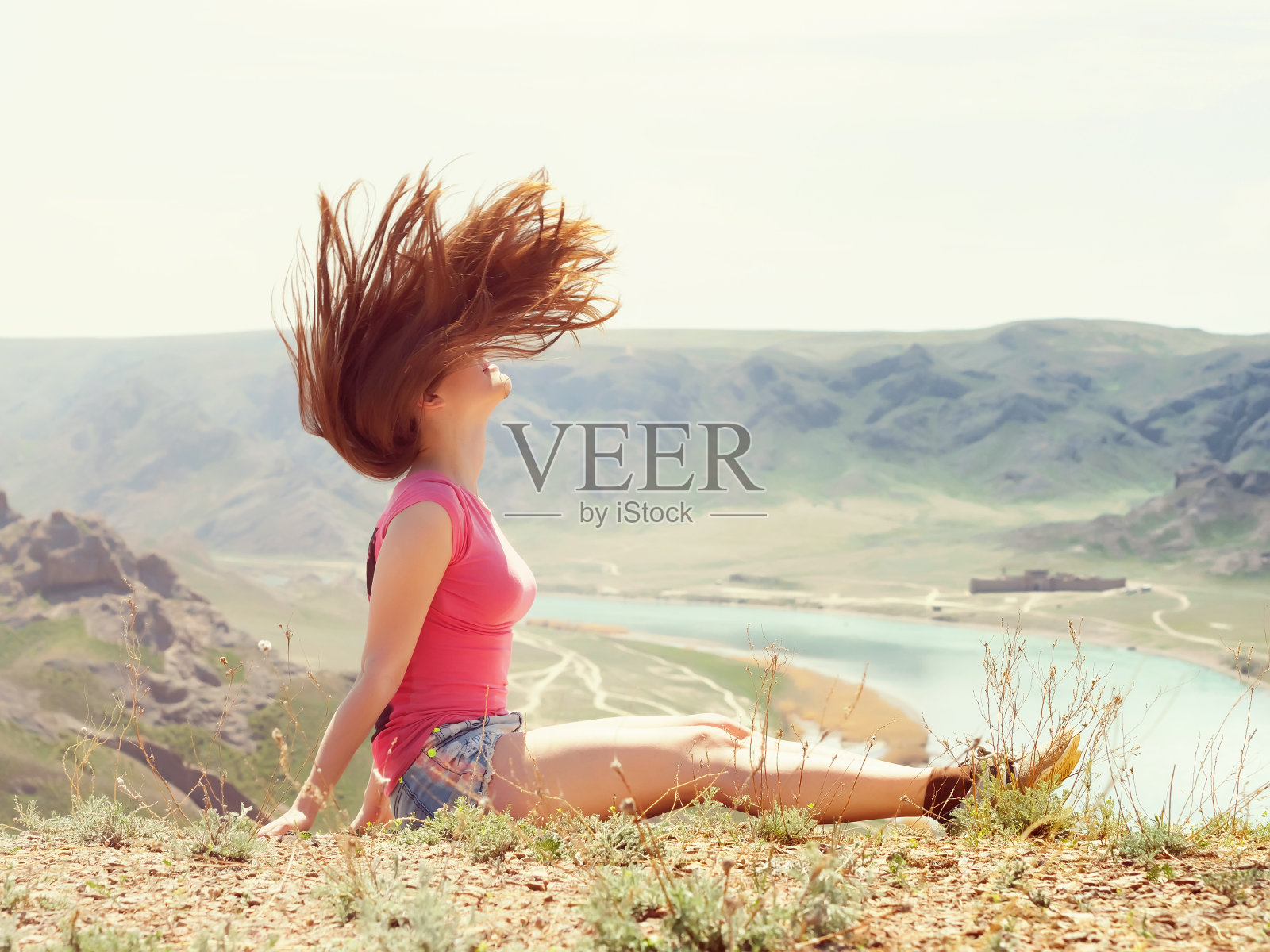 年轻女性在大自然中照片摄影图片