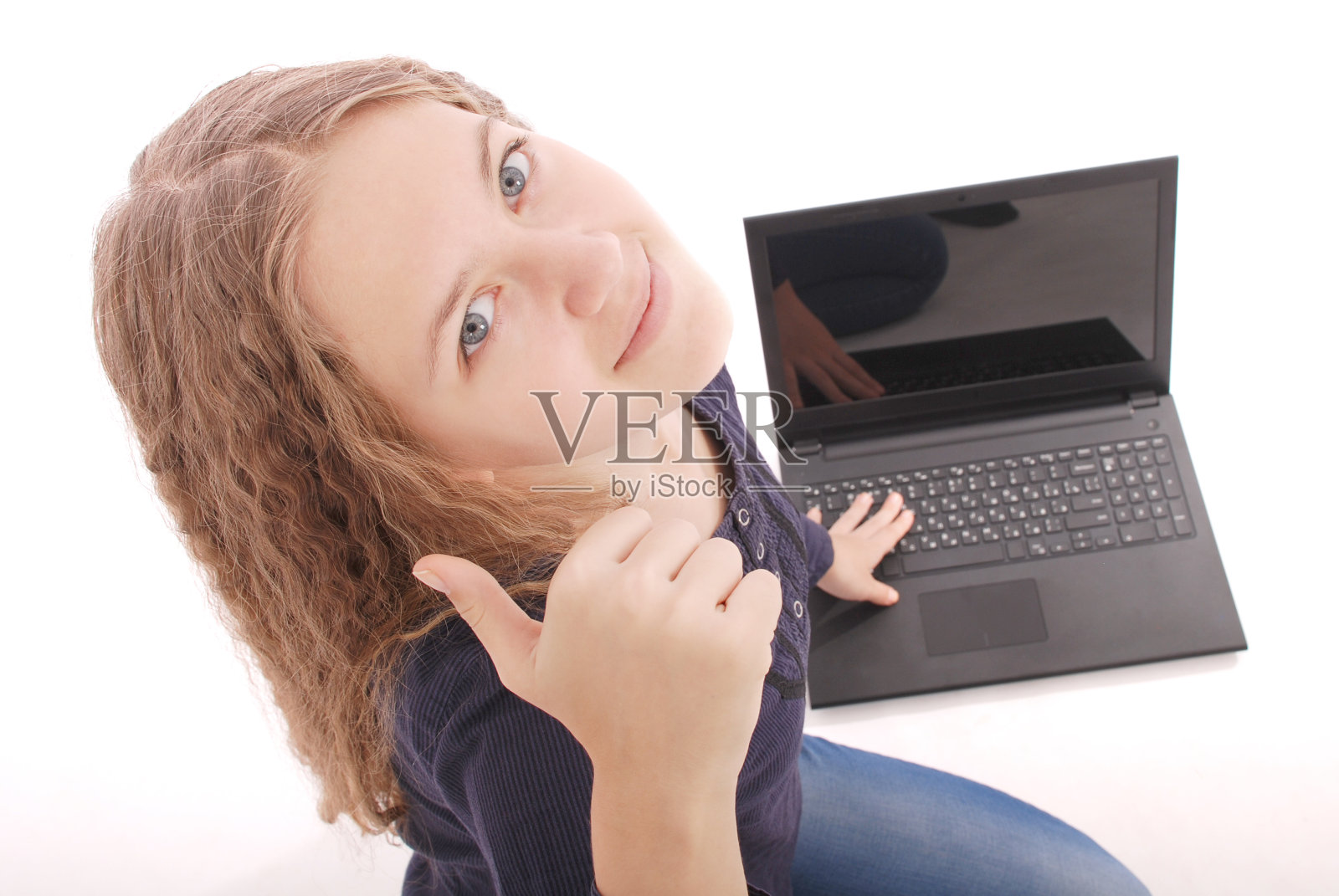 使用笔记本电脑的快乐女学生照片摄影图片