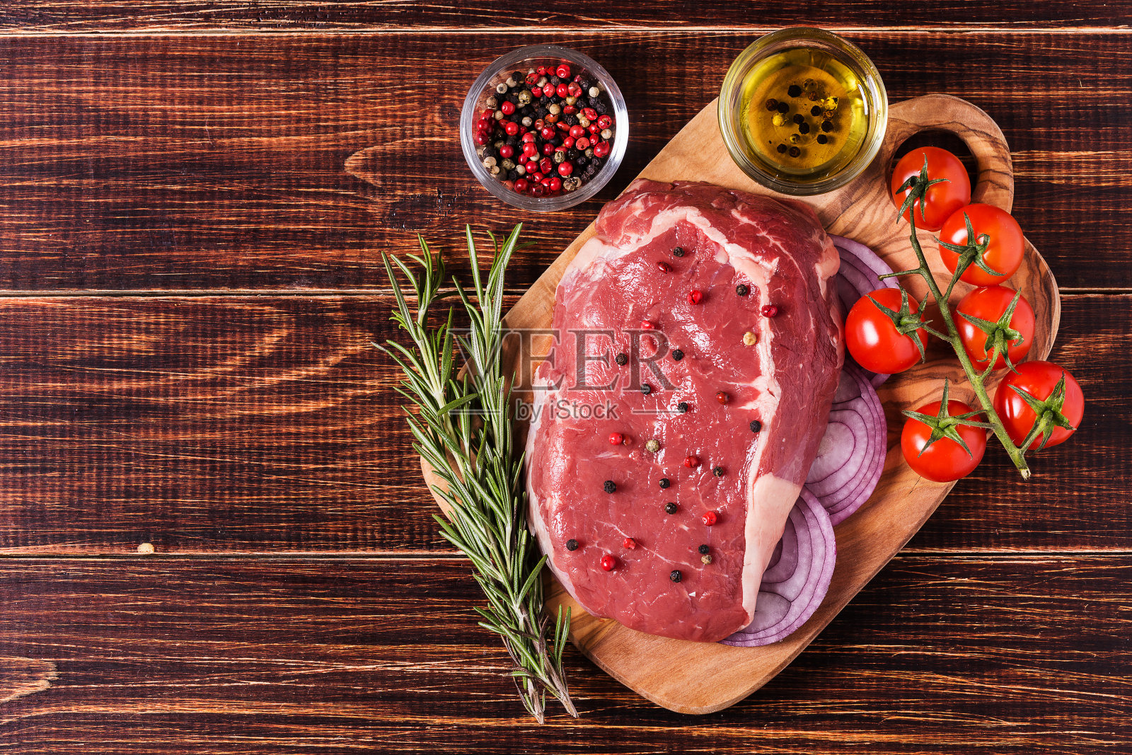 生鲜肉肋眼牛排,调味。照片摄影图片