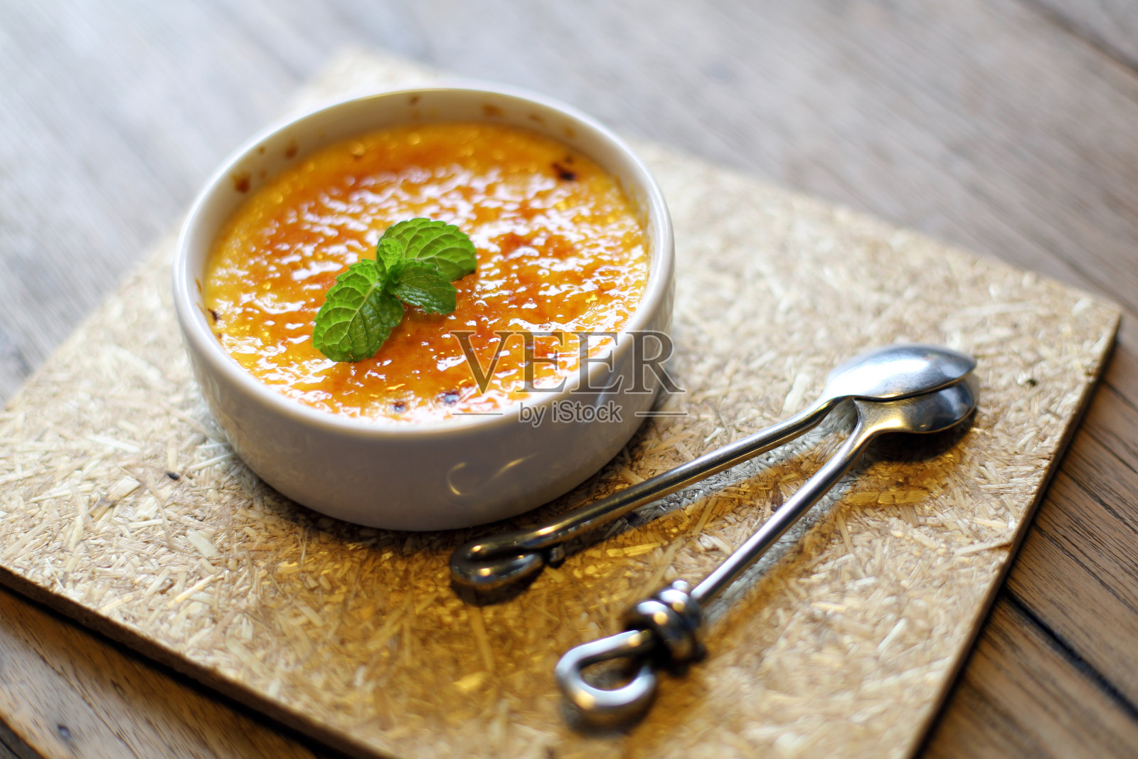 瓷碗里的焦糖布丁甜点照片摄影图片