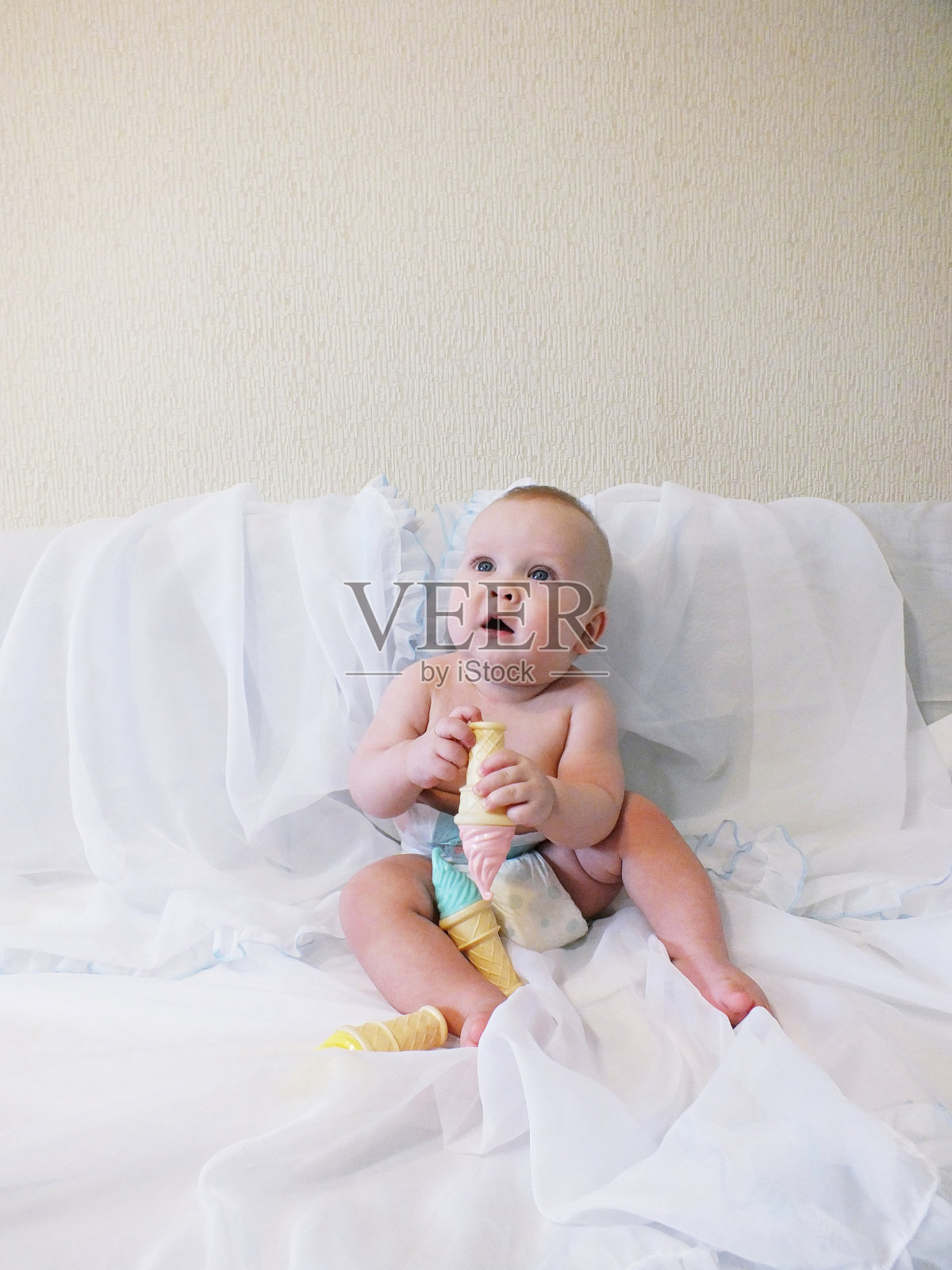 小男孩躺在白色的床上照片摄影图片