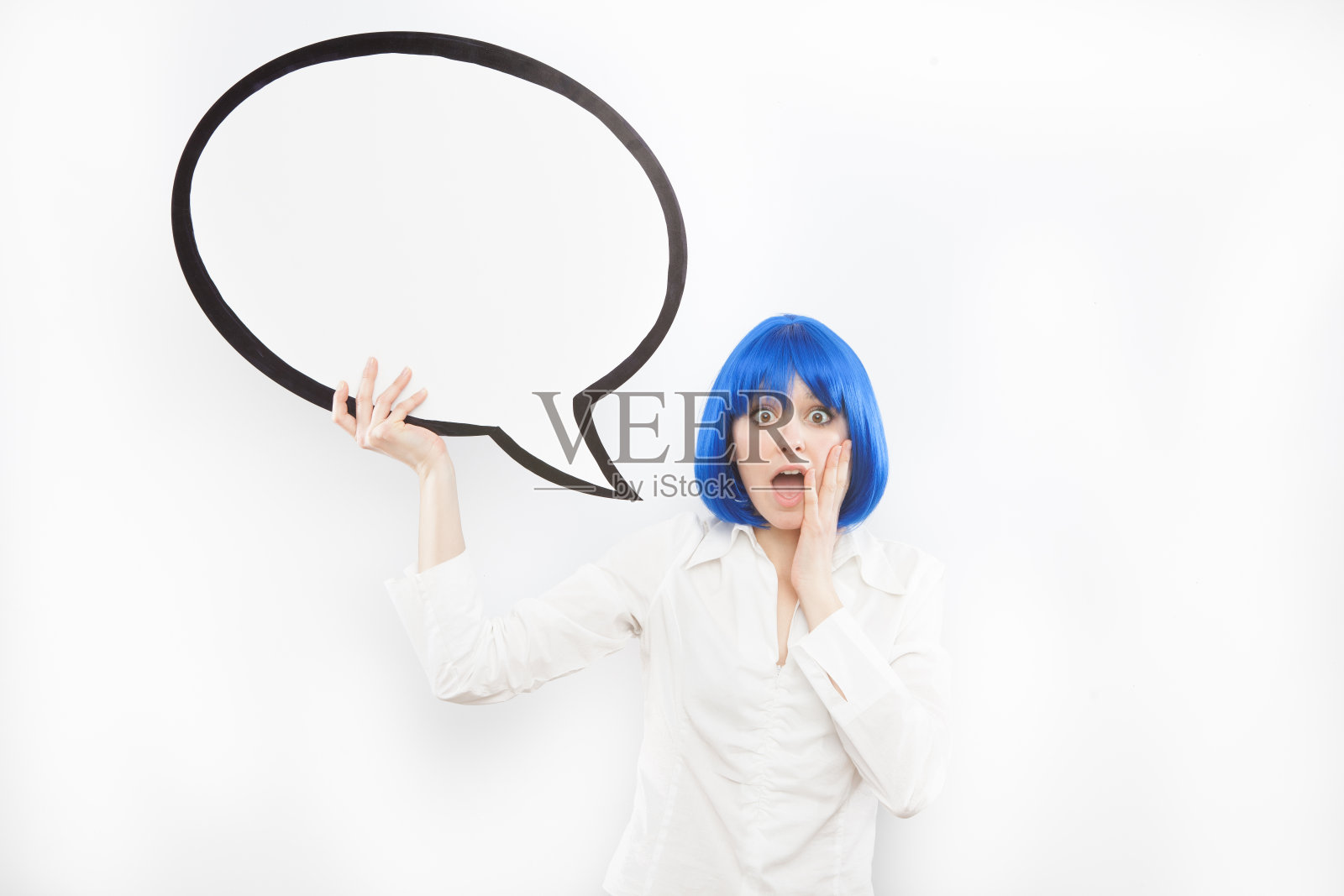 漂亮年轻的黑发白种女人惊讶与漫画气球照片摄影图片