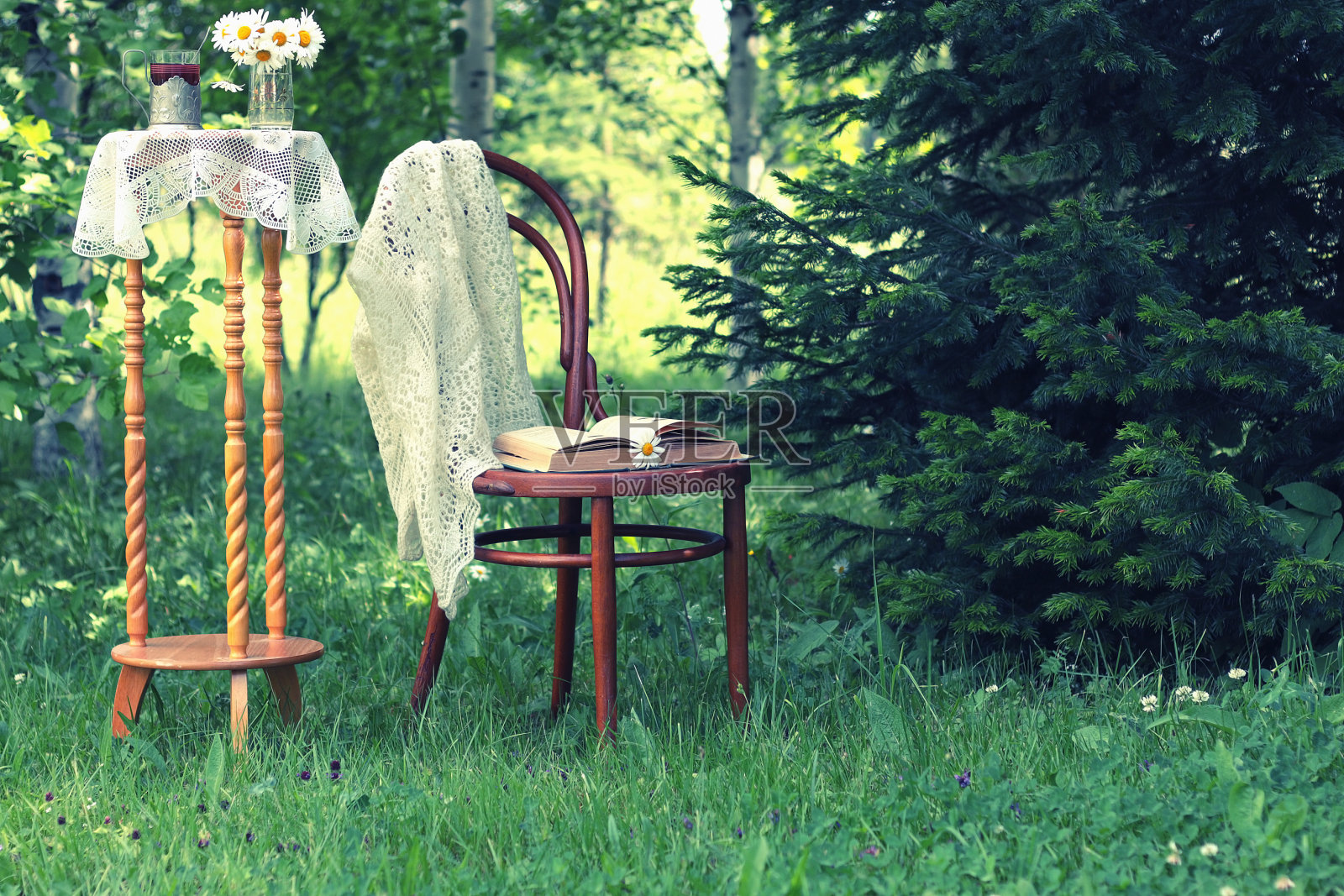 书放在椅子上,放着茶和花照片摄影图片