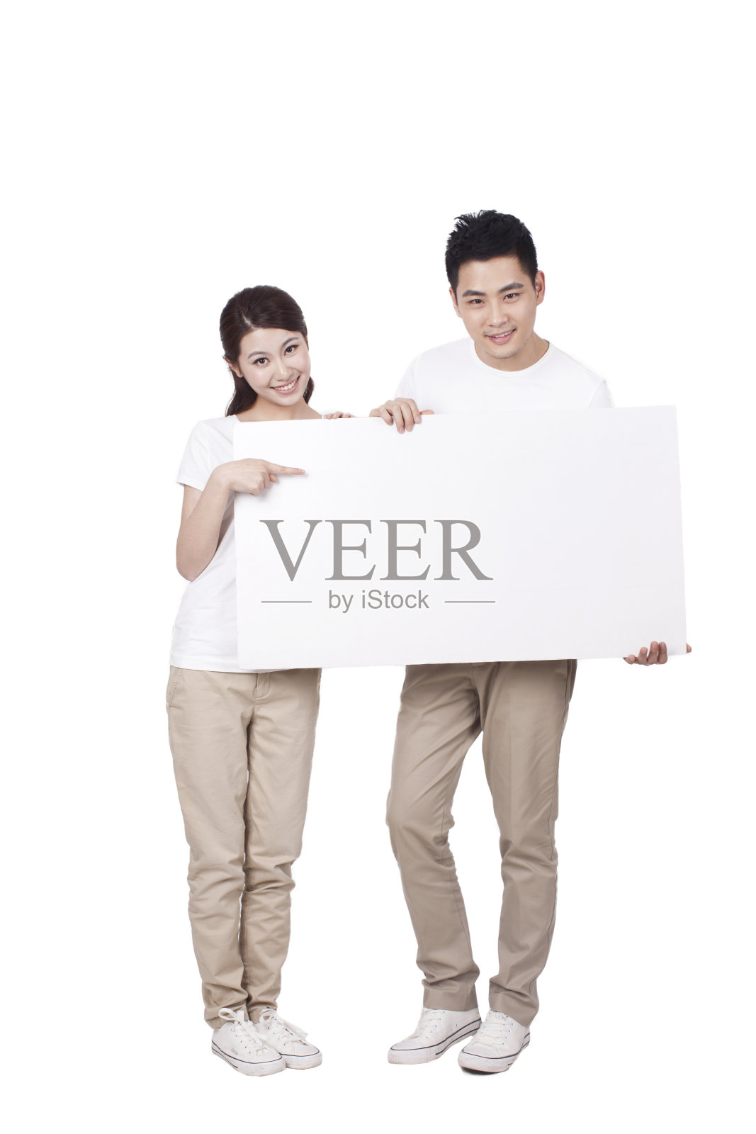 举着空白标牌的年轻夫妇照片摄影图片