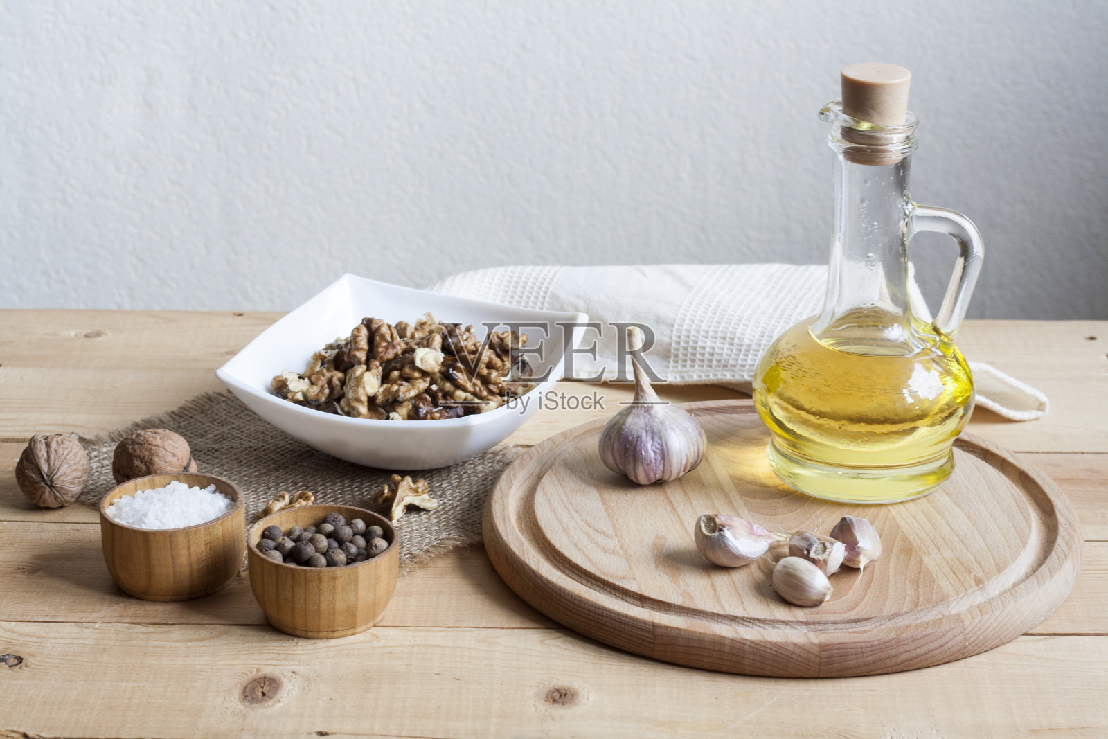 白碗里放核桃,大蒜,胡椒,盐和油照片摄影图片