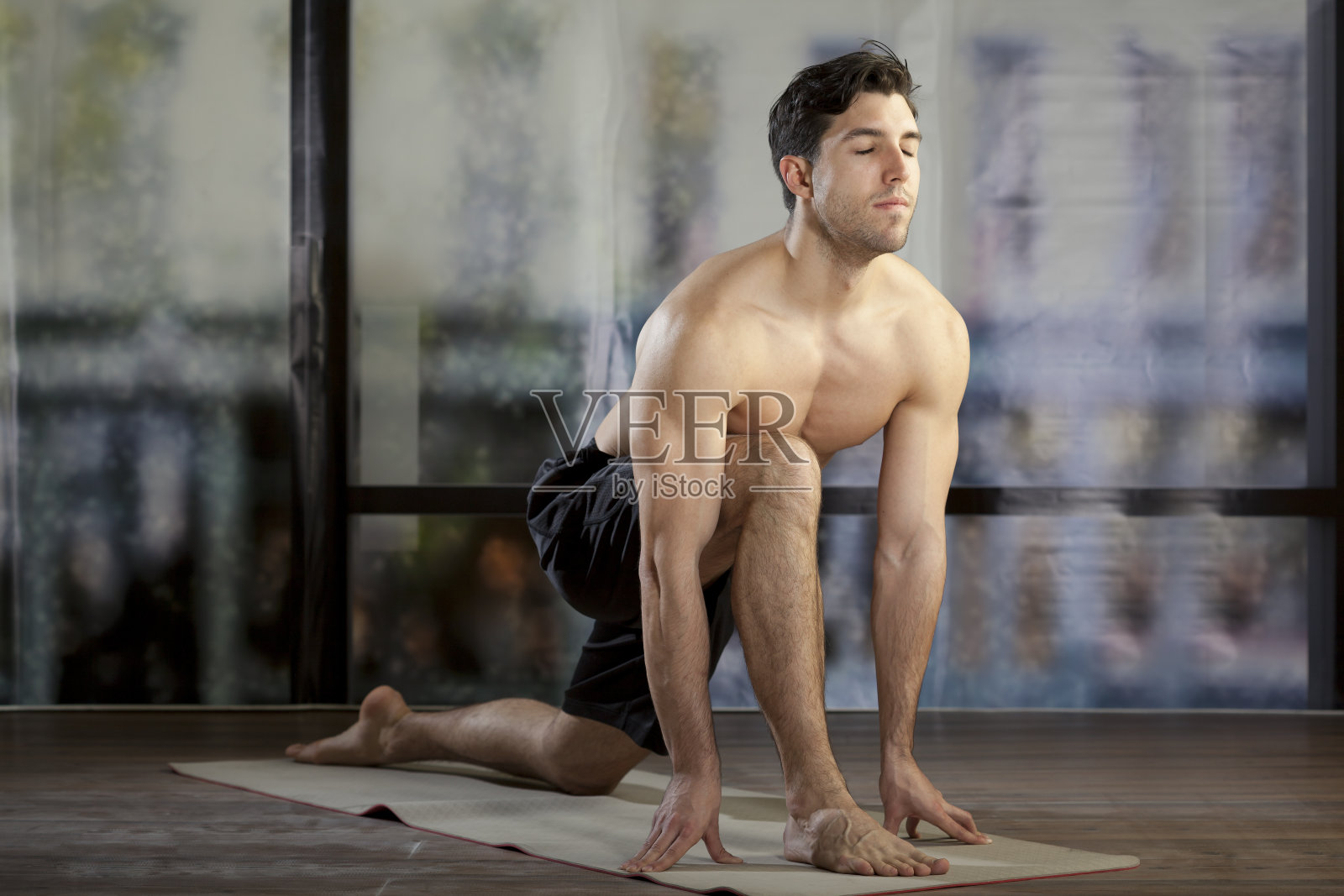 男人在办公室做瑜伽-低弓步姿势照片摄影图片