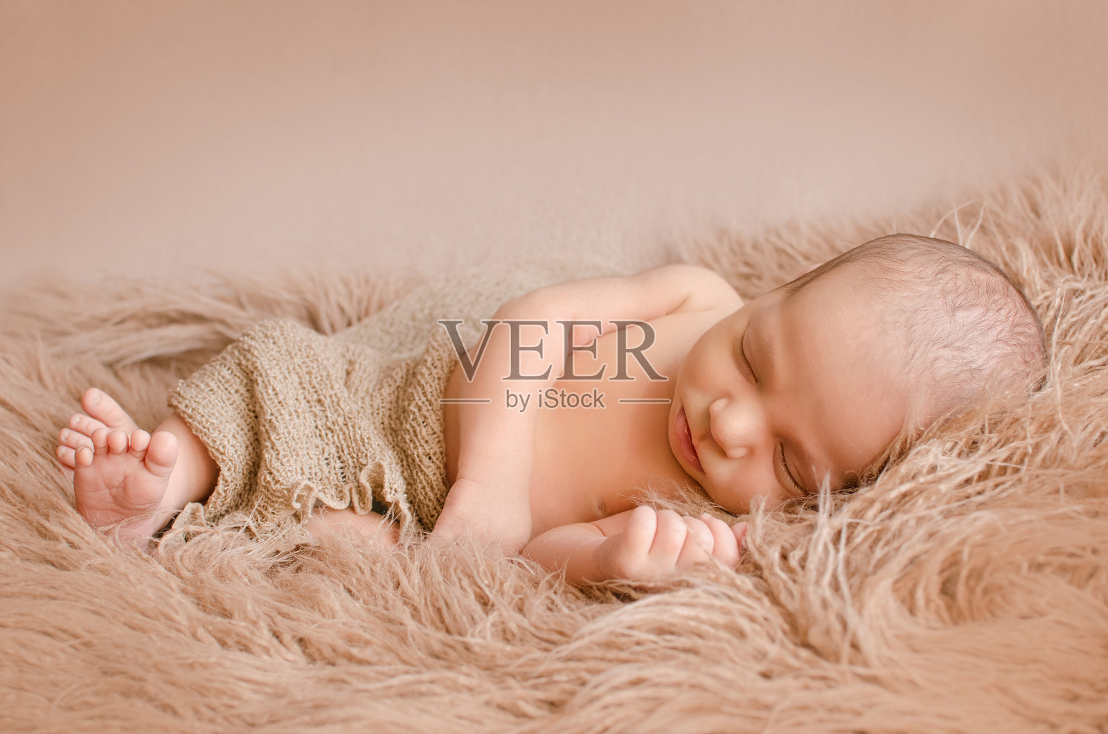 新生婴儿睡在毛皮上照片摄影图片