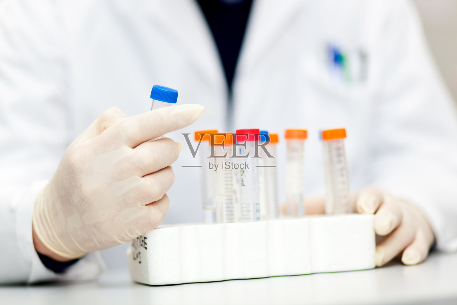 在实验室分析血液的研究人员照片摄影图片