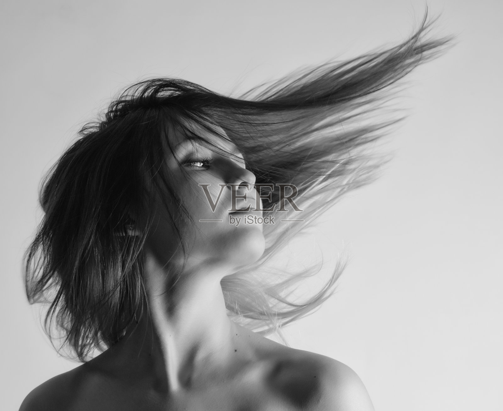 一个年轻女子的肖像。照片摄影图片