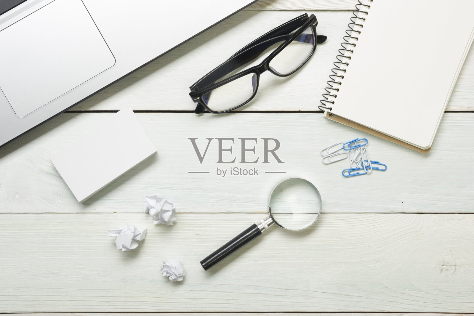 办公桌子桌上有电脑,用品,空白名片上面照片摄影图片