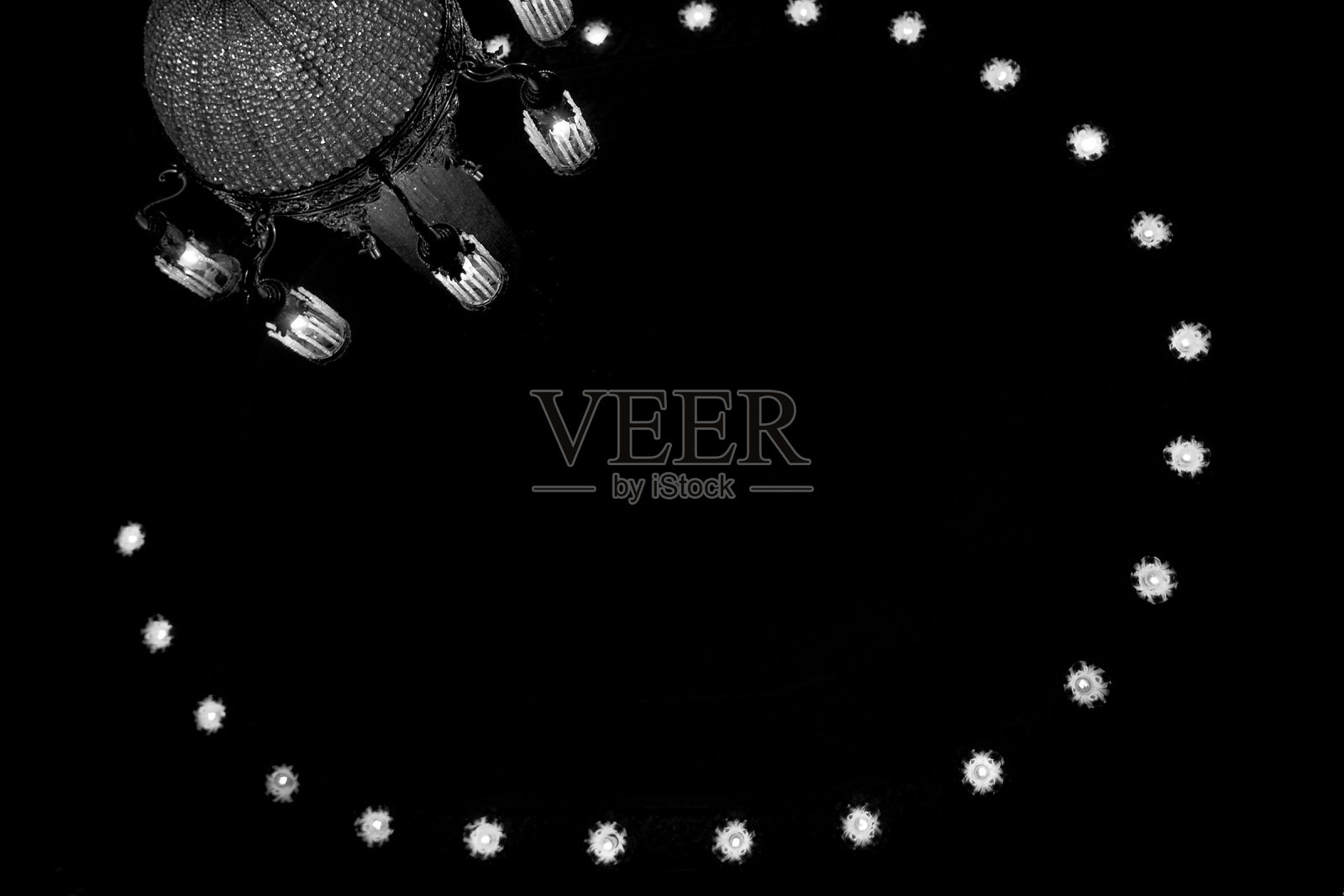 天花板上的黑白灯照片摄影图片