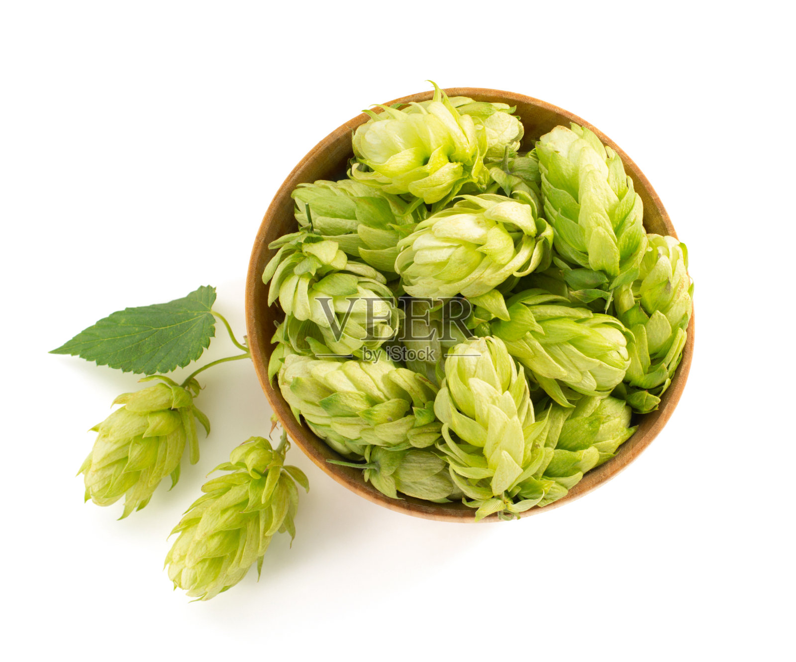 装满啤酒花的碗照片摄影图片