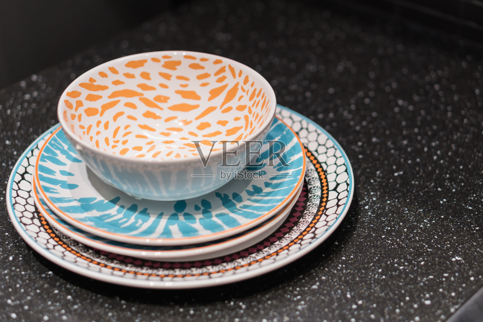 帽子和盘子堆放在厨房的架子上。照片摄影图片