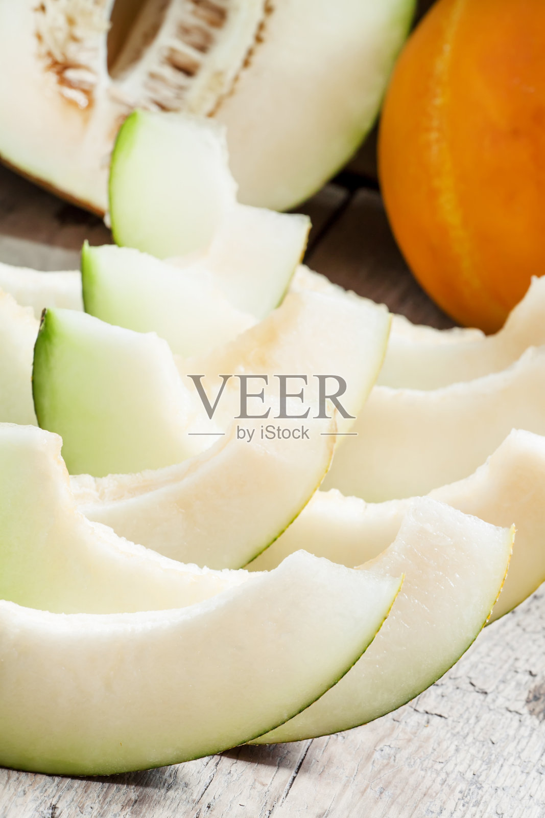 木质背景上的成熟的切片甜瓜照片摄影图片