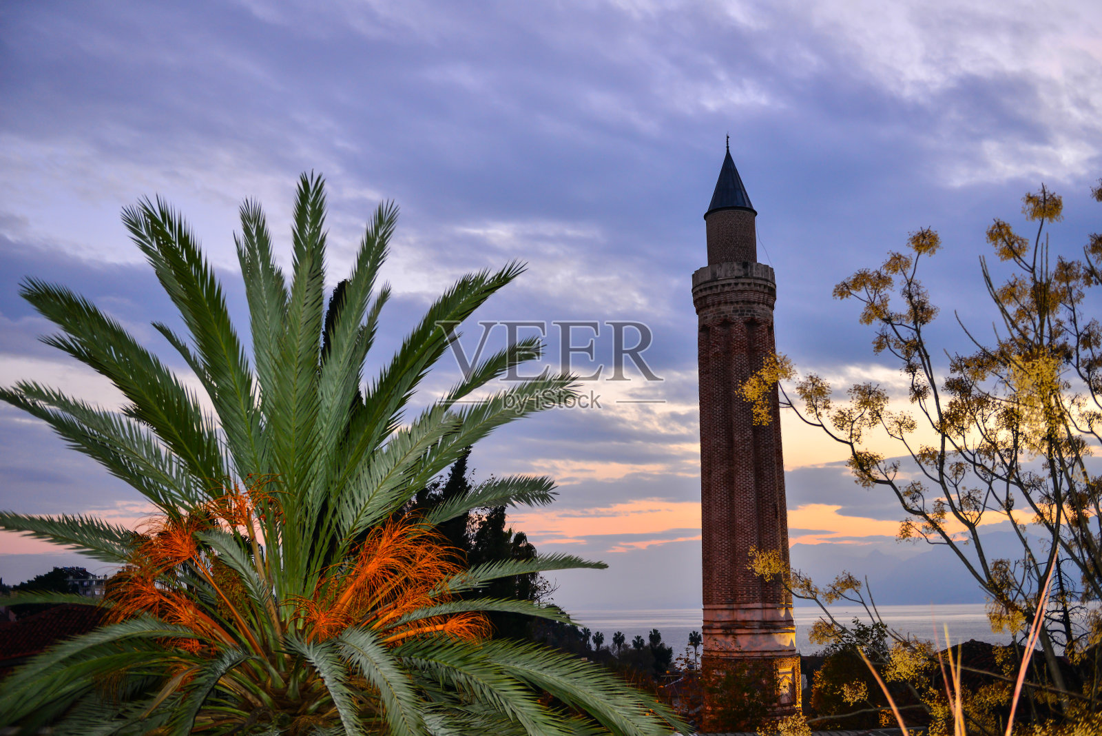 古老的清真寺宣礼塔照片摄影图片
