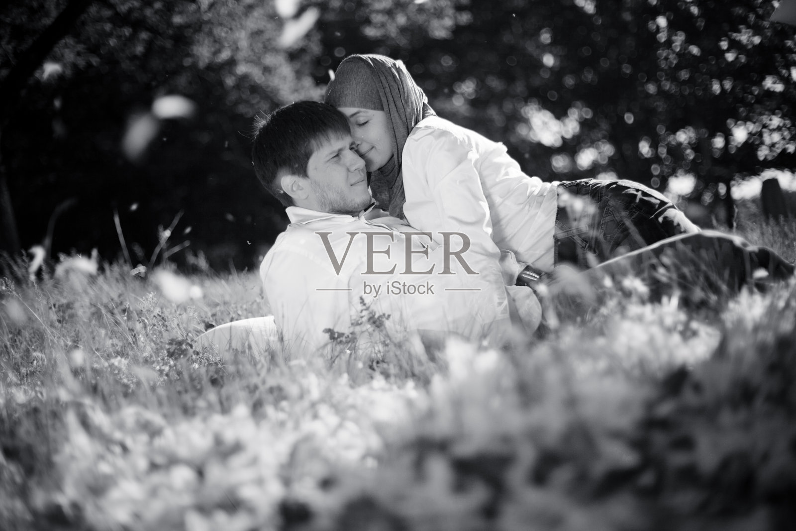 浪漫的年轻夫妇在公园户外放松照片摄影图片