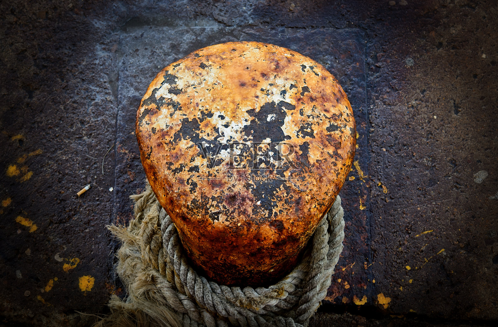 带绳子的老生锈的系柱照片摄影图片