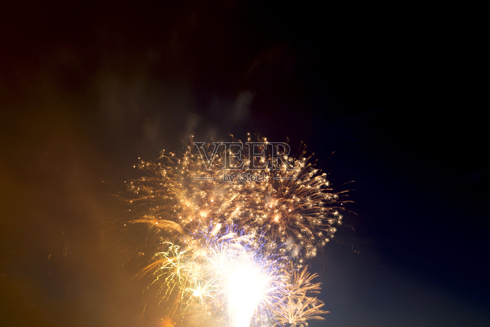 五彩缤纷的烟花在黑暗的天空中,在庆祝活动中展示照片摄影图片