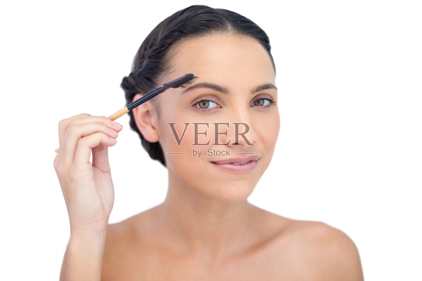 年轻的黑发女子使用眉刷照片摄影图片