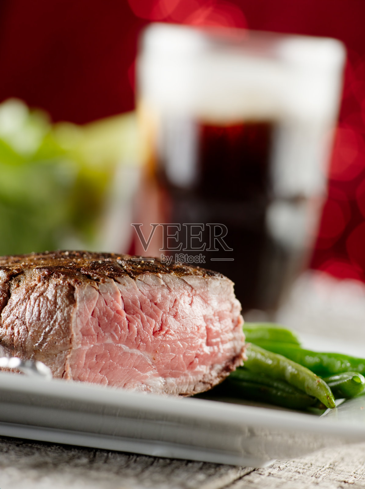 节日牛排晚餐配饮料照片摄影图片