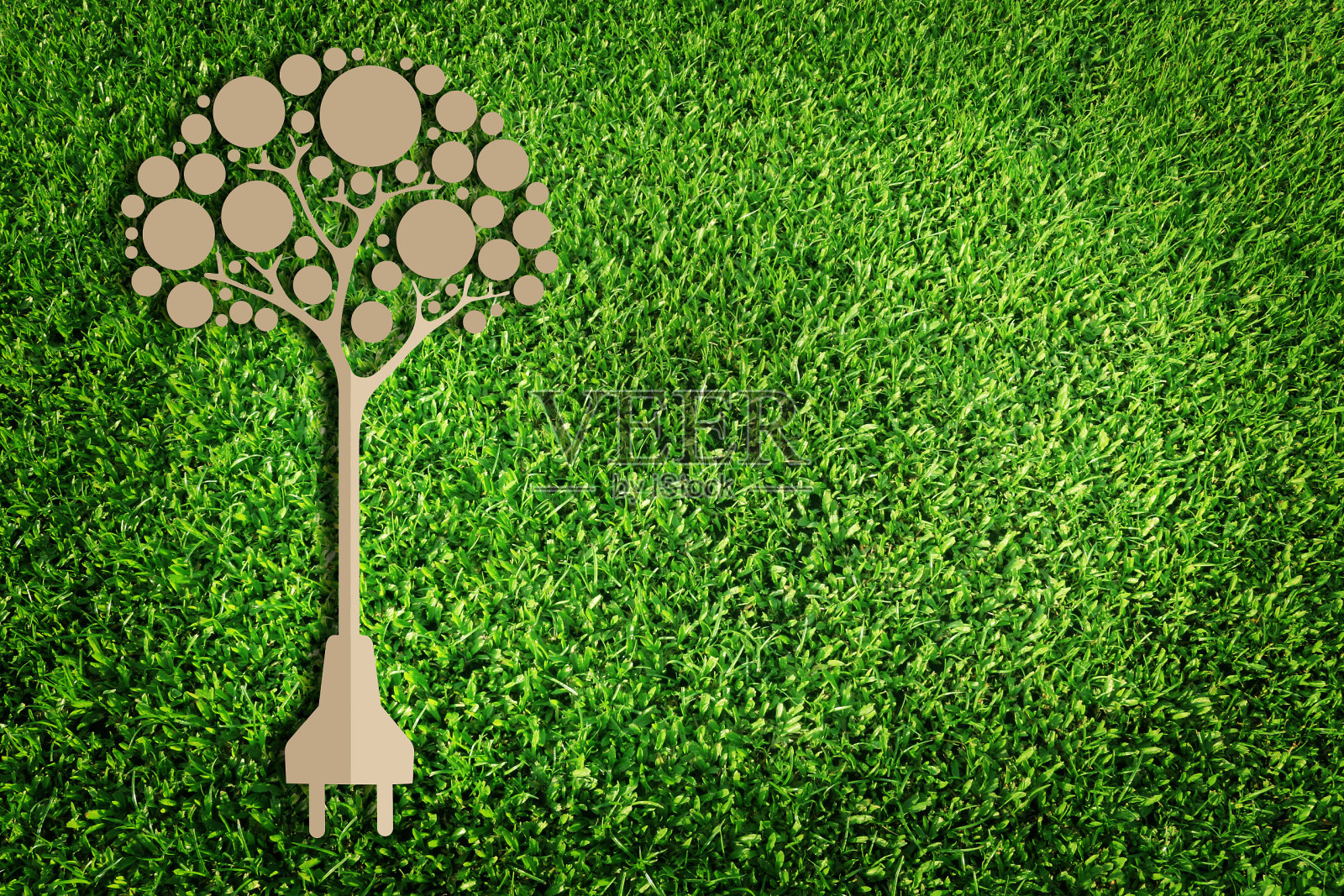 绿草上的生态剪纸照片摄影图片