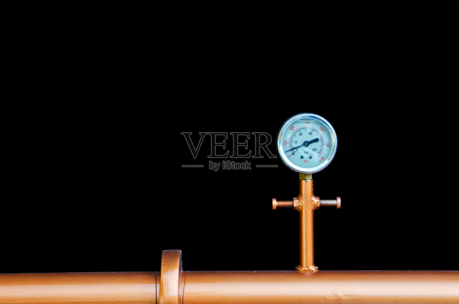 啤酒厂压力计设备和黑色背景。照片摄影图片